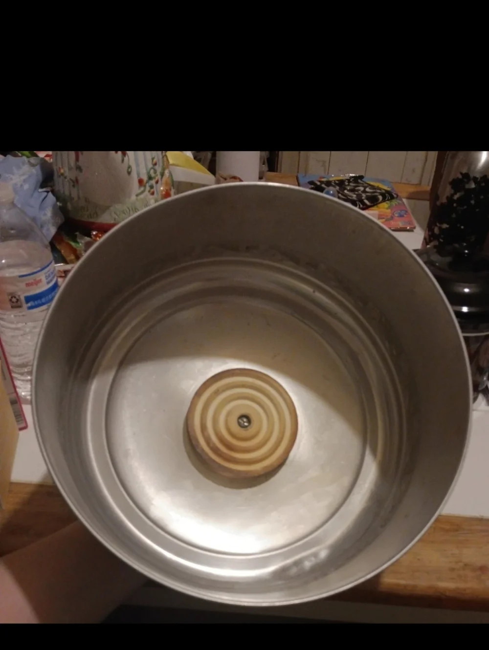 1950s West Bend Aluminum cake keeper with a wooden acorn knob handle - Picture 3 of 4